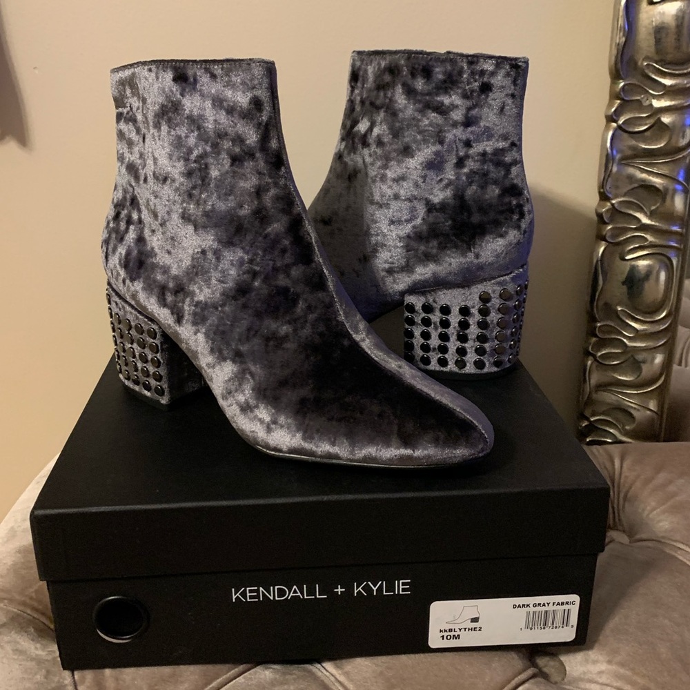 NIB Kendall+Kylie Blythe gray velvet studded boots